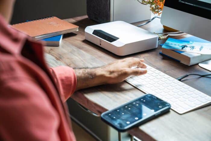 POWERNODE EDGE en escritorio a escala