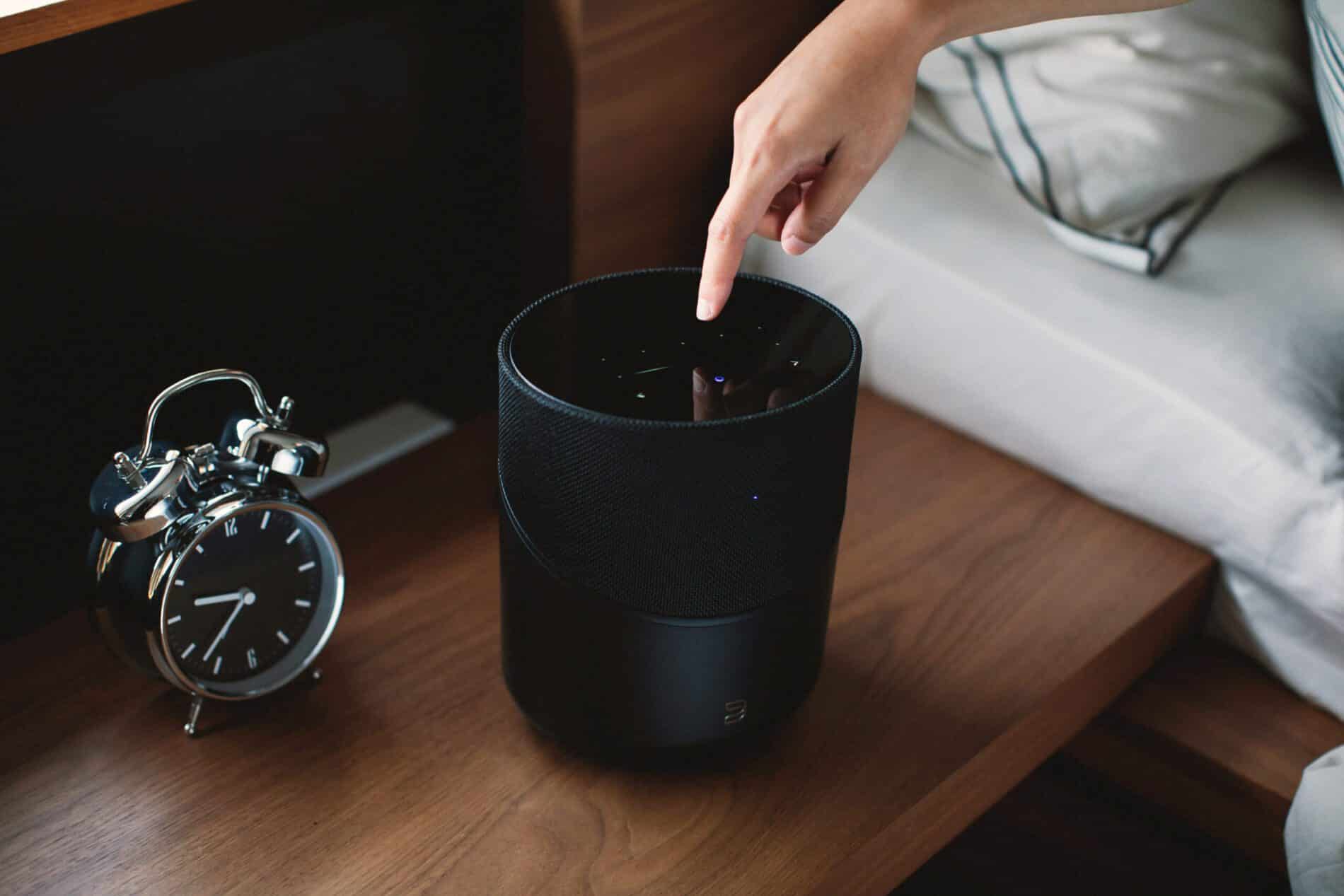 PULSE M sobre un soporte de cama