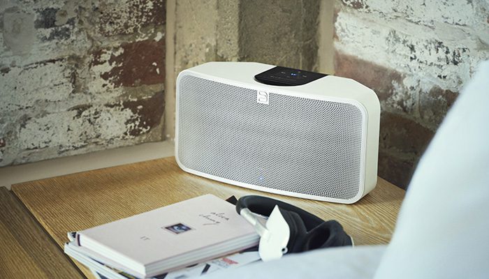 Auriculares Bluetooth que transmiten el altavoz.